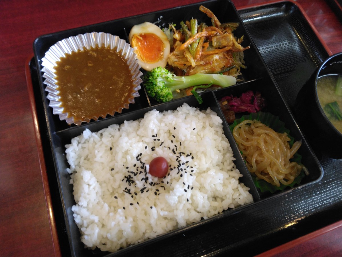 h6khfw's tweet photo. 市貝町つかささんの箱ランチです！
おかずはビーフカレーに半熟たまごとかき揚げがメインの日替わり弁当ですから凝ってますよ😋
どうもごちそうさまでした🙇
またおじゃましま～す🤗 https://t.co/n3zrR0SoaH