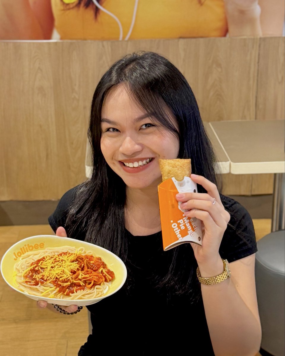 Manyeeeels's tweet photo. Jolly Spaghetti + Peach Mango Pie 🍝🥧 or Jolly Hotdog + Fries 🌭🍟?

Mix &amp; Match pairings @Jollibee start at ₱80. 💛 

#SulitSarapDiskarte #Jollibee #JollibeeMixandMatch https://t.co/YAkIDgI3Ny