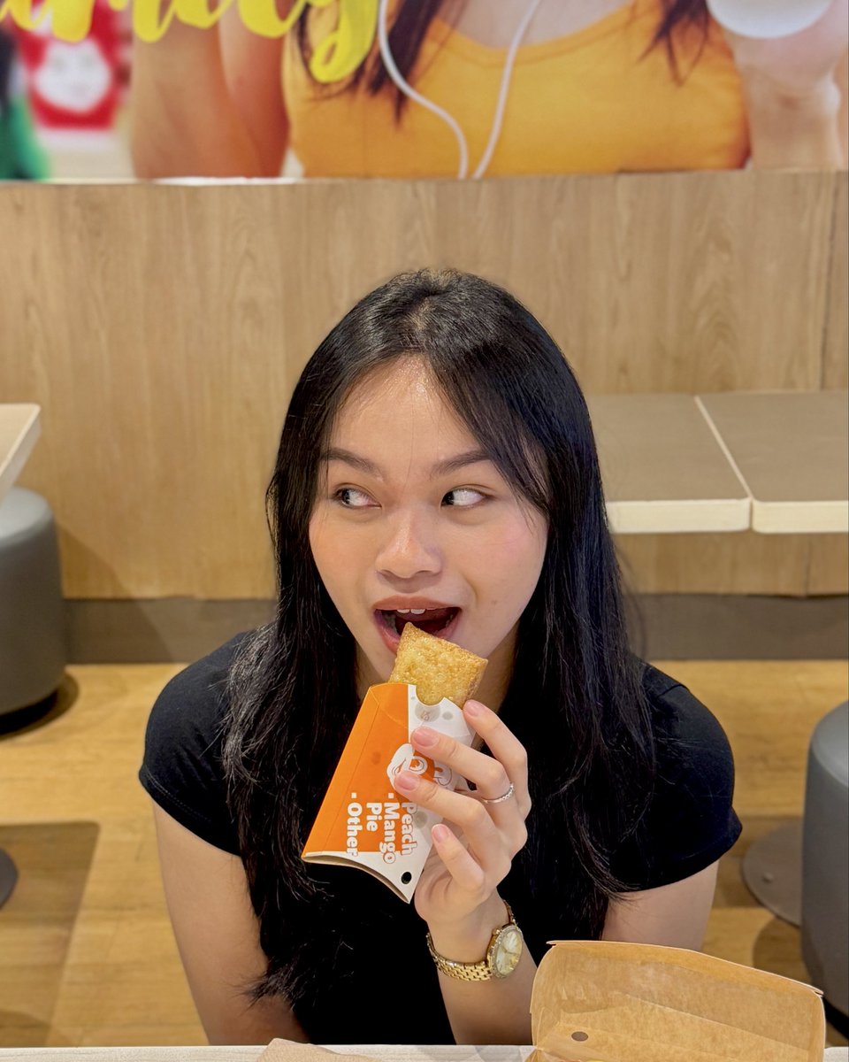Manyeeeels's tweet photo. Jolly Spaghetti + Peach Mango Pie 🍝🥧 or Jolly Hotdog + Fries 🌭🍟?

Mix &amp; Match pairings @Jollibee start at ₱80. 💛 

#SulitSarapDiskarte #Jollibee #JollibeeMixandMatch https://t.co/YAkIDgI3Ny