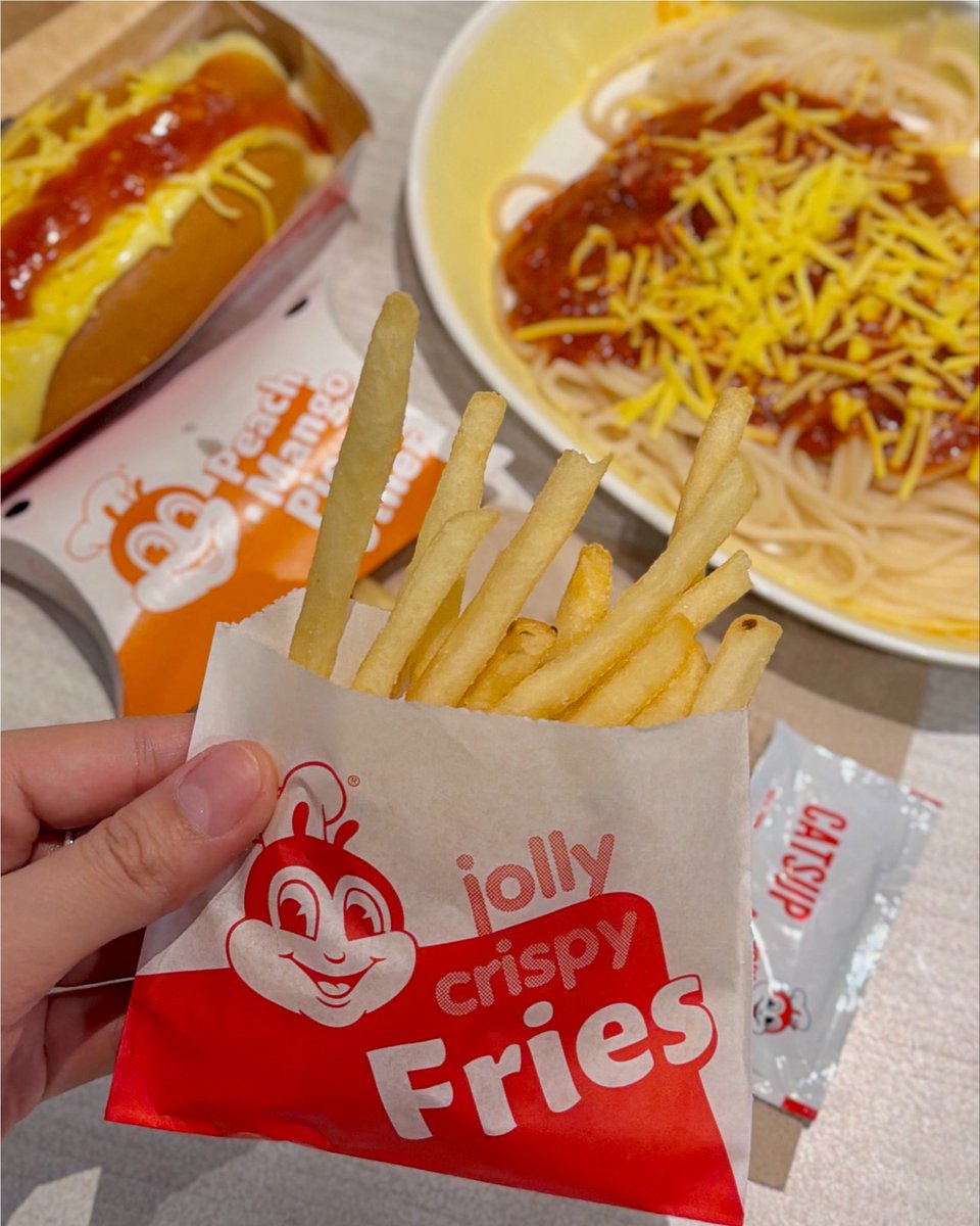 Manyeeeels's tweet photo. Jolly Spaghetti + Peach Mango Pie 🍝🥧 or Jolly Hotdog + Fries 🌭🍟?

Mix &amp; Match pairings @Jollibee start at ₱80. 💛 

#SulitSarapDiskarte #Jollibee #JollibeeMixandMatch https://t.co/YAkIDgI3Ny