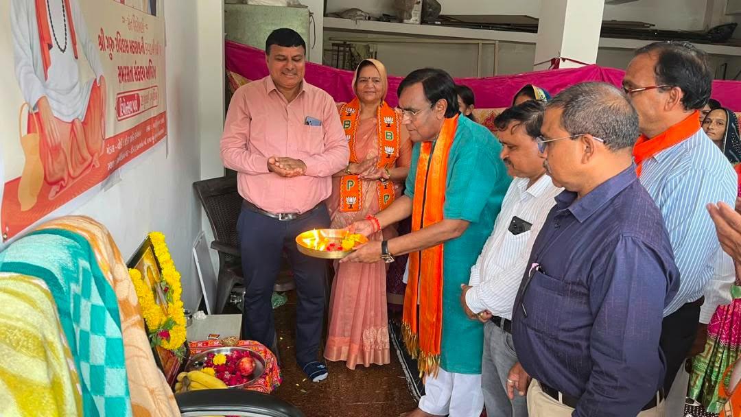 mdsolankibjp's tweet photo. ગત રોજ ગુરુ પૂર્ણિમાના પાવન પર્વ નિમિત્તે ભારતીય જનતા પાર્ટી ગુજરાત પ્રદેશ દ્વારા સમરસતા સંકલ્પ અભિયાન અંતર્ગત શ્રી ગુરુ રવિદાસ મહારાજની ૬૫૦ મી  જન્મજયંતિ નિમિત્તે "ઇડર અંબિકાનગર ખાતે દિપોત્સવ પર્વની"ઉજવણી કરવામાં આવી.
1/2 https://t.co/K8Gp0qVso6