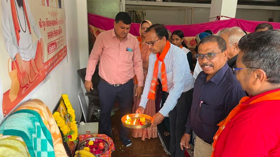 mdsolankibjp's tweet photo. ગત રોજ ગુરુ પૂર્ણિમાના પાવન પર્વ નિમિત્તે ભારતીય જનતા પાર્ટી ગુજરાત પ્રદેશ દ્વારા સમરસતા સંકલ્પ અભિયાન અંતર્ગત શ્રી ગુરુ રવિદાસ મહારાજની ૬૫૦ મી  જન્મજયંતિ નિમિત્તે "ઇડર અંબિકાનગર ખાતે દિપોત્સવ પર્વની"ઉજવણી કરવામાં આવી.
1/2 https://t.co/K8Gp0qVso6