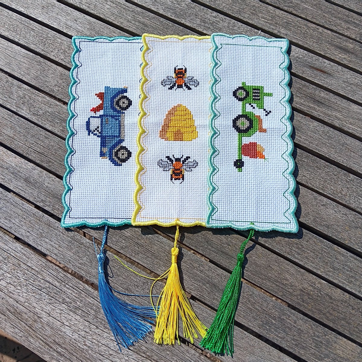 HandcraftedbyW1's tweet photo. Every dedicated reader, needs a bookmark to hold their place, and these beautiful designs, are perfect. Cross stitched by hand and backed with felt, means books are safe from harm. Check out our full range, in our Etsy shop, we look forward to seeing you there 😀 https://t.co/O6dvUgrvyV
