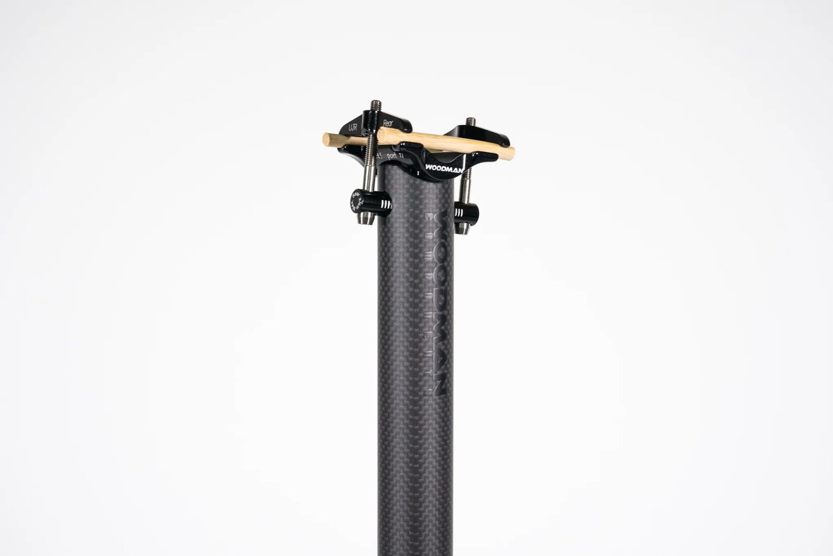 geektrade_jp's tweet photo. 【WOODMAN】Birdy用カーボンシートポストが登場
「Carbo GT2」に、Birdy対応のφ34.9mmサイズが新たに加わります
スタッフのClassic Evoの純正シートポストは実測524g。Carbo GT2は公称260gのため、交換だけで約264g、重量をほぼ半分まで軽量化。
正式入荷は8月末を予定です。
#woodman #birdy https://t.co/yzjxTXihjA