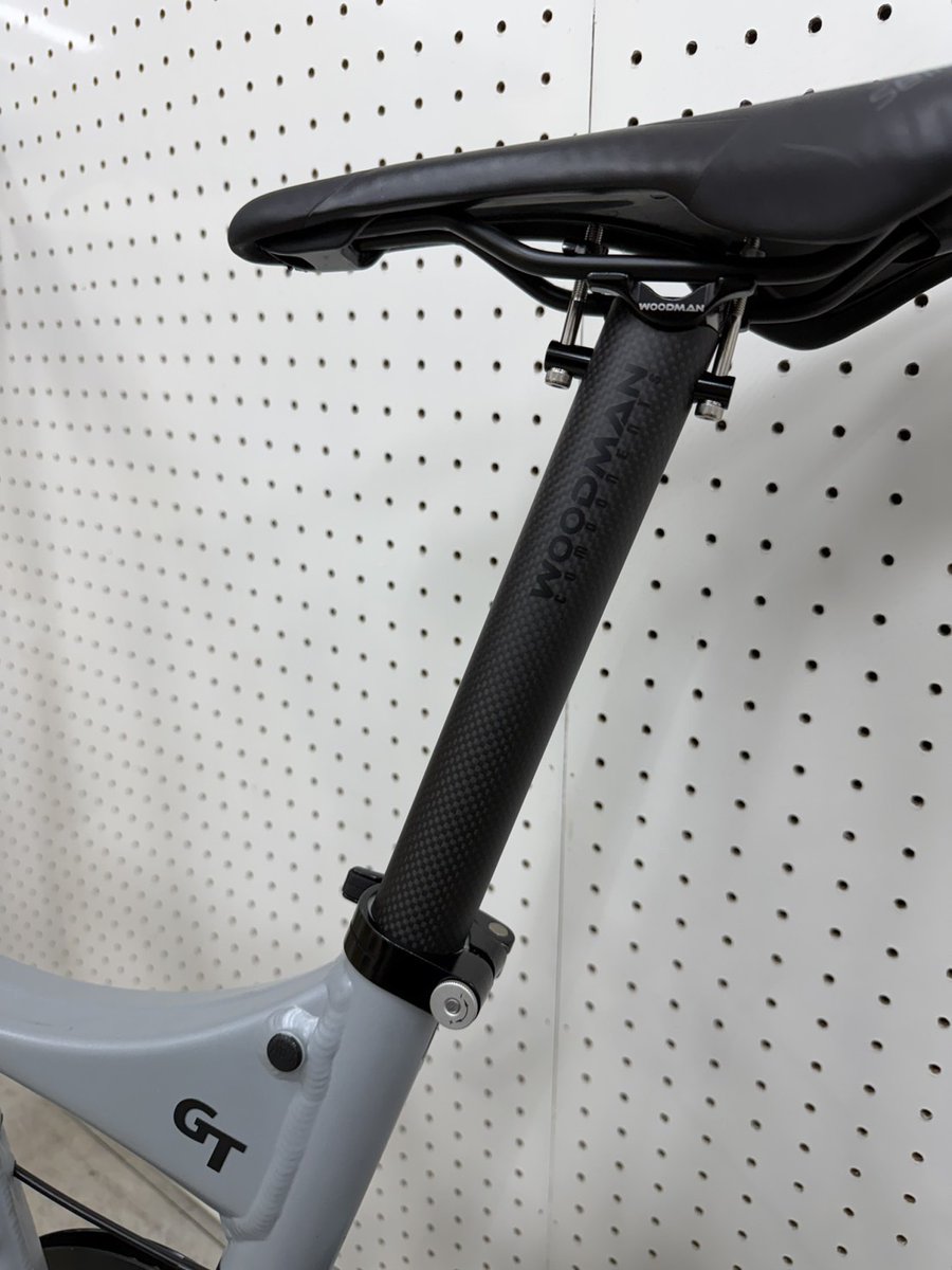 geektrade_jp's tweet photo. 【WOODMAN】Birdy用カーボンシートポストが登場
「Carbo GT2」に、Birdy対応のφ34.9mmサイズが新たに加わります
スタッフのClassic Evoの純正シートポストは実測524g。Carbo GT2は公称260gのため、交換だけで約264g、重量をほぼ半分まで軽量化。
正式入荷は8月末を予定です。
#woodman #birdy https://t.co/yzjxTXihjA