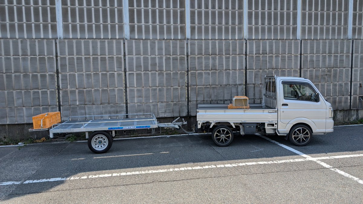 umisuke7's tweet photo. 今日はイベントがないので
久しぶりにお友達のトレーラー君引っ張って車庫でバックして遊んでいるよ

よく『なに積むの??』って聞かれるんだけど

見えないかなぁー??
夢と希望が満載です

これは　こんなのでも #フルトレーラー といいます https://t.co/8EnXhQ5Qgz
