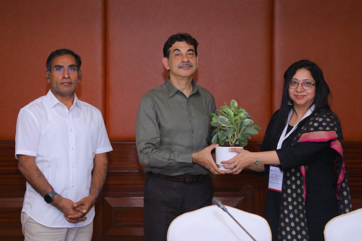 jayesh_ranjan's tweet photo. UK Govt @UKinIndia convened a technical workshop in Hyd on financing freight EVs &amp; EV charging infra. 
We deliberated on priority financing and policy pathways for accelerating clean mobility to advance Telangana's net-zero ambitions. 
@NITIAayog @energygovuk @KPMGIndia @kpmguk https://t.co/N4rrM92F1Y