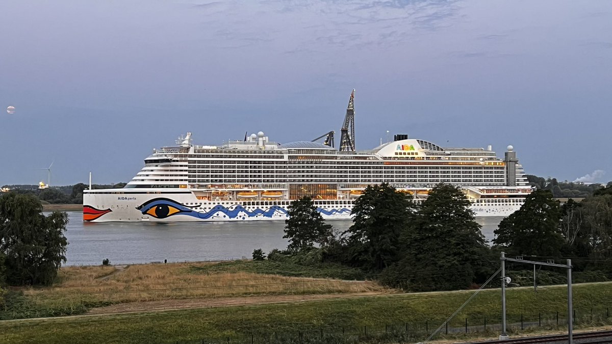 MoonMaassluis's tweet photo. De AidaPerla onderweg naar Rotterdam https://t.co/JlxVAIMwWT
