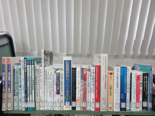chibaken_lib's tweet photo. 【西部】今週の　＃新刊図書　を紹介します。写真に載っていない資料を含めて、すべての資料の書名・著者名が代替テキストで確認できます。今週の気になるタイトル『ヨーロッパ城郭変遷史』（白井雅高著　原書房）　＃千葉県立西部図書館　＃新たに仲間入り　＃今週の１冊 https://t.co/udITGWV19g