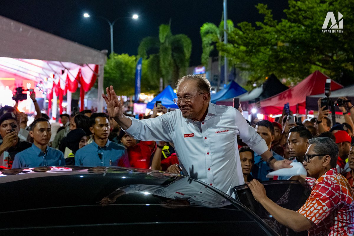 anwaribrahim's tweet photo. Malam tadi saya sempat ke Desa Cempaka di Nilai untuk memberi dukungan kepada calon-calon HARAPAN, sebelum pulang ke Putrajaya.

Ketika HARAPAN mempertaruhkan rekod pentadbiran yang bersih serta keupayaan mengangkat ekonomi dan kesejahteraan rakyat, pihak lawan pula memilih untuk meniup sentimen perkauman bagi meraih undi.

Mereka memainkan sentimen anti-Cina serta menuduh HARAPAN menjadi alat DAP. Namun kita dapat melihat sendiri kebobrokan yang sebelum ini berlaku dalam kerajaan dan agensi yang diuruskan sepenuhnya pemimpin Melayu, namun mengalami kerugian serta menanggung hutang berbilion ringgit akibat salah urus dan penyalahgunaan kedudukan untuk memperkaya diri dan keluarga.

Soalnya bukan kaum atau warna kulit, tetapi integriti, amanah, keupayaan dan keikhlasan seseorang dalam memikul tanggungjawab kepada rakyat. Kerana itu, saya merayu rakyat Negeri Sembilan supaya menilai prestasi dalam membuat pilihan pada Sabtu ini. 

Saya percaya rakyat Negeri Sembilan cukup bijaksana untuk membuat pertimbangan yang tepat dengan mengekalkan HARAPAN di bawah pimpinan saudara Aminuddin Harun, yang telah membangunkan negeri ini secara adil, menyelesaikan pelbagai masalah berusia puluhan tahun serta melaksanakan dasar yang melimpahkan manfaat dan kemakmuran kepada rakyat.

Semoga Allah SWT memimpin hati dan pertimbangan rakyat Negeri Sembilan untuk memilih pentadbiran yang bersih, amanah dan benar-benar bekerja demi masa depan negeri ini.

#KekalHARAPAN 
#UndiHARAPAN