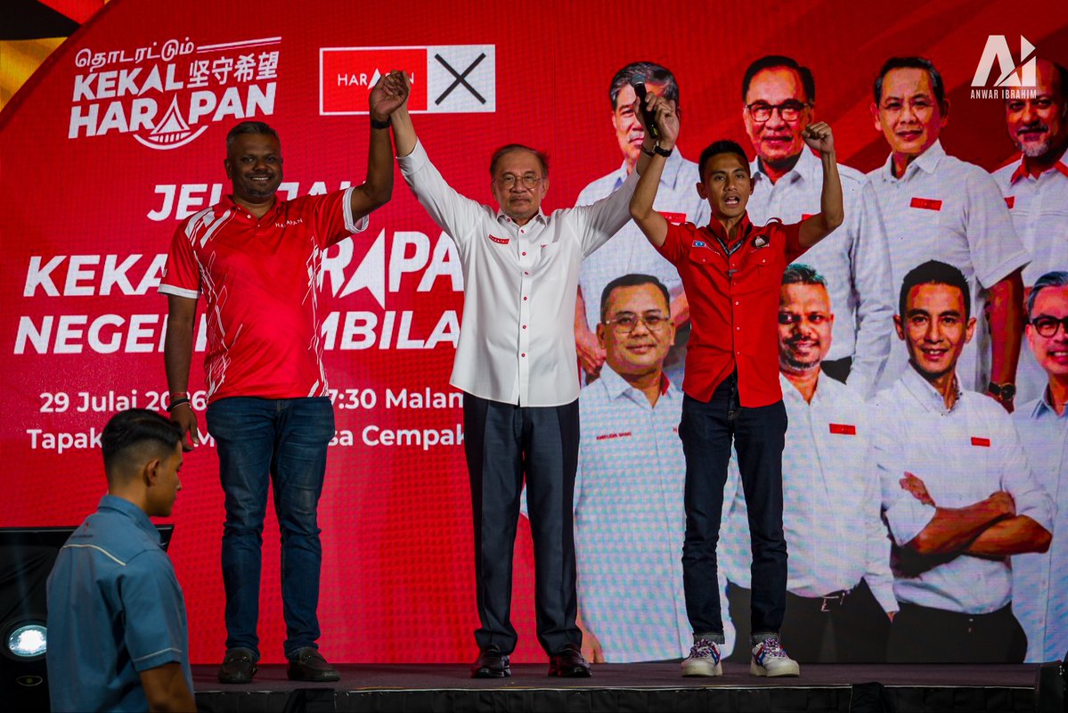 anwaribrahim's tweet photo. Malam tadi saya sempat ke Desa Cempaka di Nilai untuk memberi dukungan kepada calon-calon HARAPAN, sebelum pulang ke Putrajaya.

Ketika HARAPAN mempertaruhkan rekod pentadbiran yang bersih serta keupayaan mengangkat ekonomi dan kesejahteraan rakyat, pihak lawan pula memilih untuk meniup sentimen perkauman bagi meraih undi.

Mereka memainkan sentimen anti-Cina serta menuduh HARAPAN menjadi alat DAP. Namun kita dapat melihat sendiri kebobrokan yang sebelum ini berlaku dalam kerajaan dan agensi yang diuruskan sepenuhnya pemimpin Melayu, namun mengalami kerugian serta menanggung hutang berbilion ringgit akibat salah urus dan penyalahgunaan kedudukan untuk memperkaya diri dan keluarga.

Soalnya bukan kaum atau warna kulit, tetapi integriti, amanah, keupayaan dan keikhlasan seseorang dalam memikul tanggungjawab kepada rakyat. Kerana itu, saya merayu rakyat Negeri Sembilan supaya menilai prestasi dalam membuat pilihan pada Sabtu ini. 

Saya percaya rakyat Negeri Sembilan cukup bijaksana untuk membuat pertimbangan yang tepat dengan mengekalkan HARAPAN di bawah pimpinan saudara Aminuddin Harun, yang telah membangunkan negeri ini secara adil, menyelesaikan pelbagai masalah berusia puluhan tahun serta melaksanakan dasar yang melimpahkan manfaat dan kemakmuran kepada rakyat.

Semoga Allah SWT memimpin hati dan pertimbangan rakyat Negeri Sembilan untuk memilih pentadbiran yang bersih, amanah dan benar-benar bekerja demi masa depan negeri ini.

#KekalHARAPAN 
#UndiHARAPAN