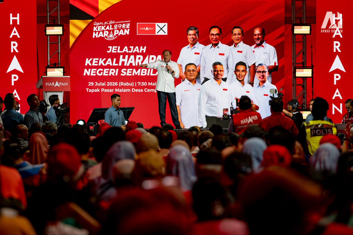 anwaribrahim's tweet photo. Malam tadi saya sempat ke Desa Cempaka di Nilai untuk memberi dukungan kepada calon-calon HARAPAN, sebelum pulang ke Putrajaya.

Ketika HARAPAN mempertaruhkan rekod pentadbiran yang bersih serta keupayaan mengangkat ekonomi dan kesejahteraan rakyat, pihak lawan pula memilih untuk meniup sentimen perkauman bagi meraih undi.

Mereka memainkan sentimen anti-Cina serta menuduh HARAPAN menjadi alat DAP. Namun kita dapat melihat sendiri kebobrokan yang sebelum ini berlaku dalam kerajaan dan agensi yang diuruskan sepenuhnya pemimpin Melayu, namun mengalami kerugian serta menanggung hutang berbilion ringgit akibat salah urus dan penyalahgunaan kedudukan untuk memperkaya diri dan keluarga.

Soalnya bukan kaum atau warna kulit, tetapi integriti, amanah, keupayaan dan keikhlasan seseorang dalam memikul tanggungjawab kepada rakyat. Kerana itu, saya merayu rakyat Negeri Sembilan supaya menilai prestasi dalam membuat pilihan pada Sabtu ini. 

Saya percaya rakyat Negeri Sembilan cukup bijaksana untuk membuat pertimbangan yang tepat dengan mengekalkan HARAPAN di bawah pimpinan saudara Aminuddin Harun, yang telah membangunkan negeri ini secara adil, menyelesaikan pelbagai masalah berusia puluhan tahun serta melaksanakan dasar yang melimpahkan manfaat dan kemakmuran kepada rakyat.

Semoga Allah SWT memimpin hati dan pertimbangan rakyat Negeri Sembilan untuk memilih pentadbiran yang bersih, amanah dan benar-benar bekerja demi masa depan negeri ini.

#KekalHARAPAN 
#UndiHARAPAN