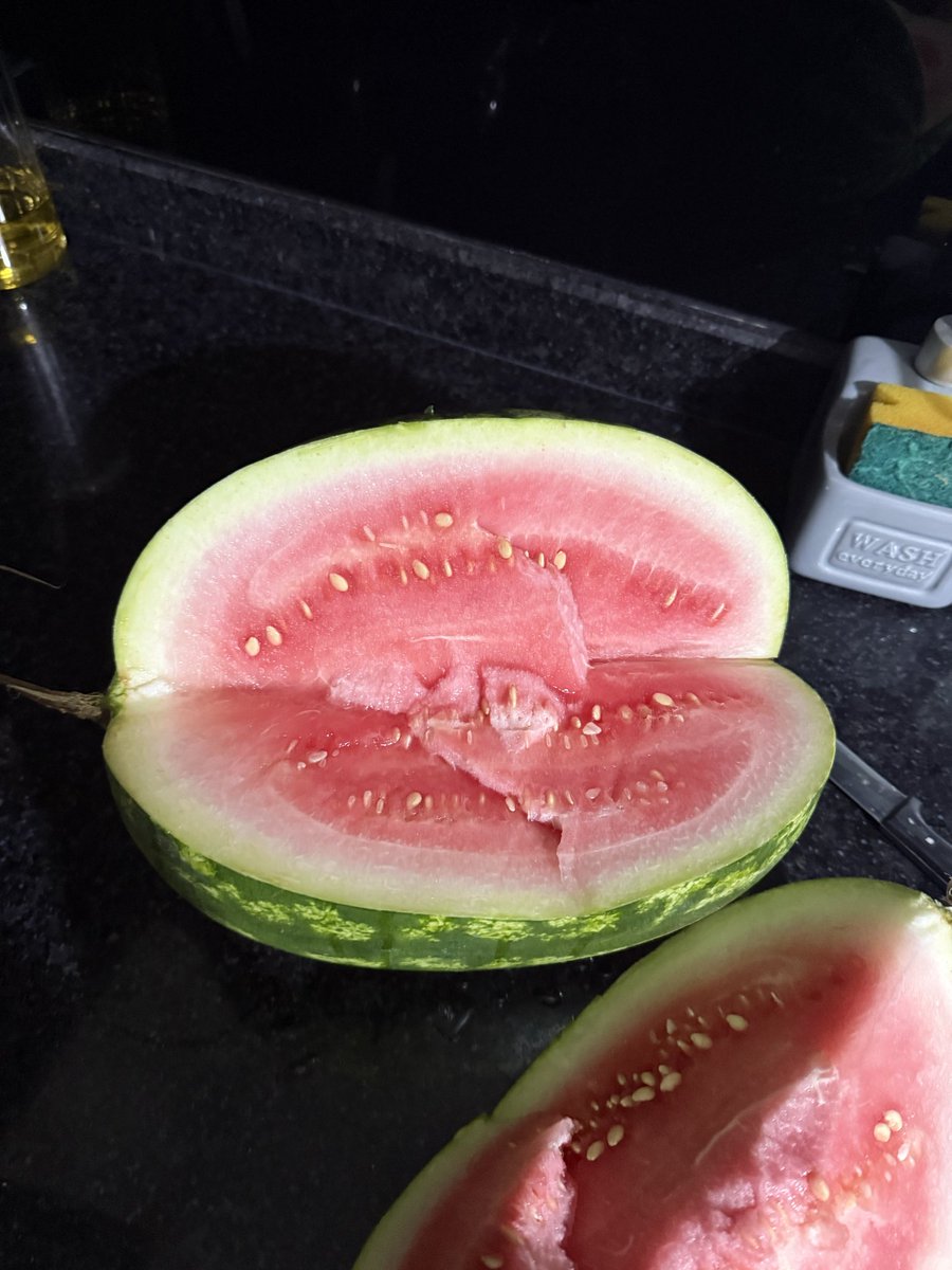 caybukucu07's tweet photo. Antalyada ki Migros’tan alınan karpuzun haline bakın insan biraz utanır be @Migros_Turkiye https://t.co/h0DlERMfyC
