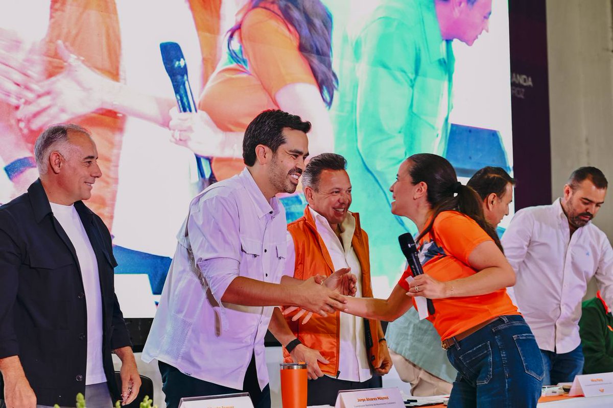 MovCiudadanoMX's tweet photo. ¡Las y los jóvenes de Jalisco vienen con todo! 😎

Junto a Rodrigo Ramos seguiremos cuidando e impulsando a las nuevas generaciones, para que puedan acceder a una educación de calidad y tengan más y mejores oportunidades. 💪 📚

¡Gracias por recibirnos en tu gran estado, @PabloLemusN!🫶🍊