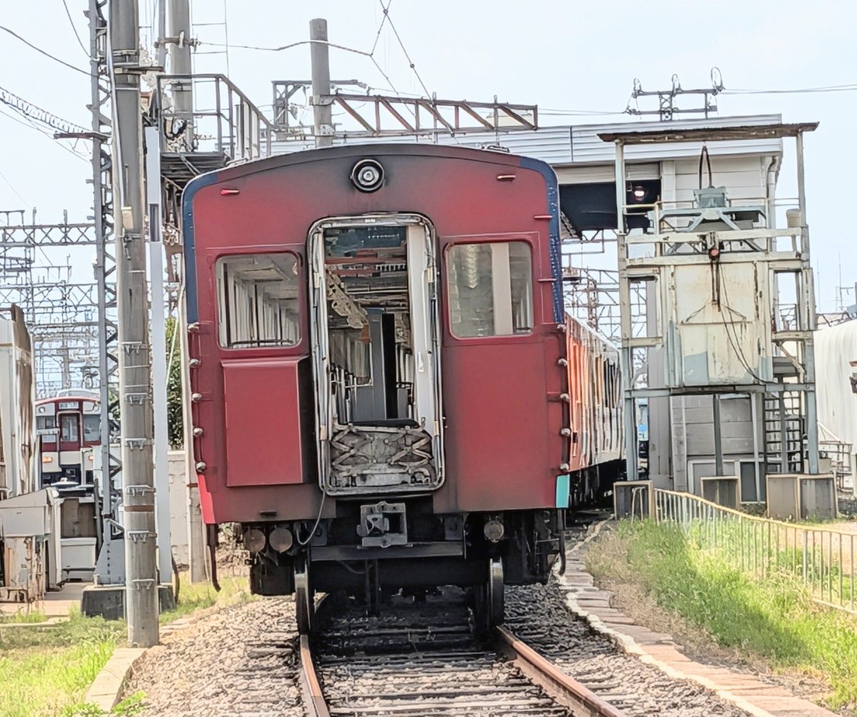 expresstrain53's tweet photo. DF11の中間運転台
 #5800系
 #高安車庫 https://t.co/tPfCvvGWI3