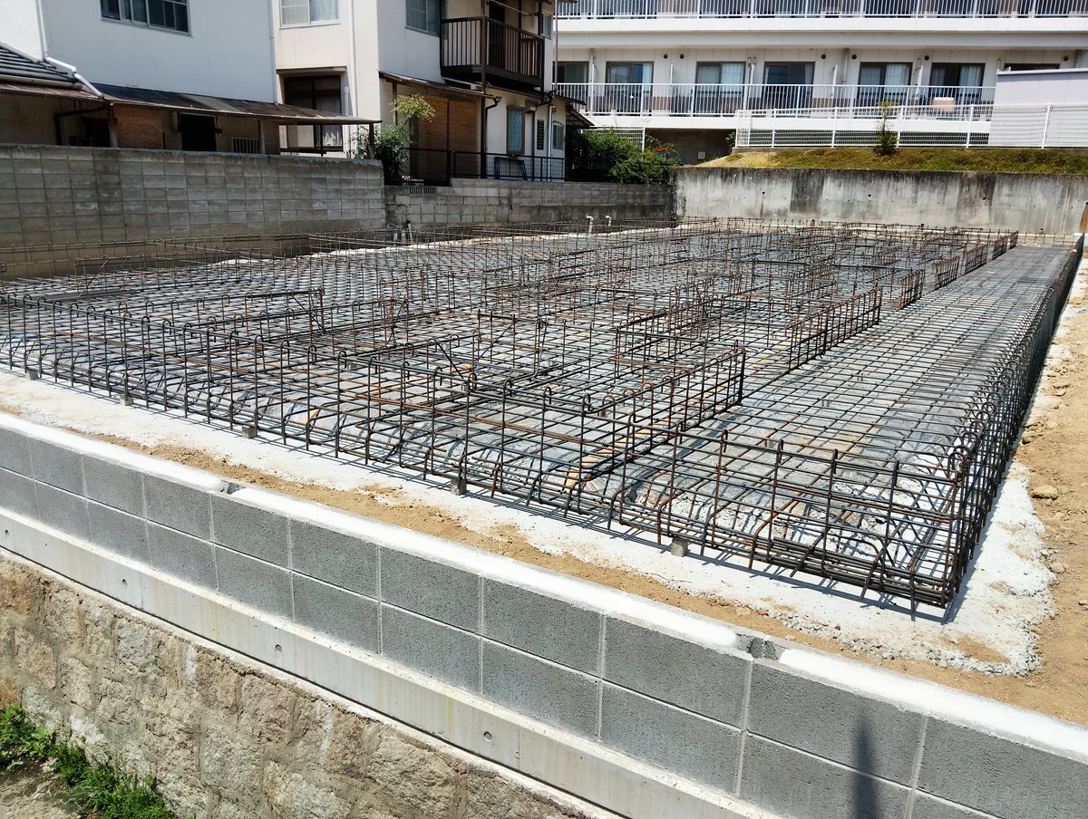 okayama_OS58's tweet photo. 近所で昨日からアパートの基礎配筋してたけど。
丁張り無しで、どうやって組んだのだろうか？地墨は周囲の四辺だけ！
高低差大丈夫？ https://t.co/TnV5pDX3oT