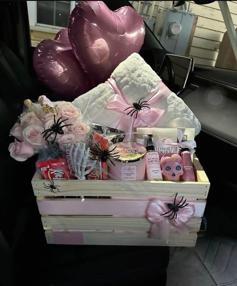 layxsnv's tweet photo. I better get a boo basket this year damn it 🧺🎀🎃👻 https://t.co/kmHmiWO1Sa