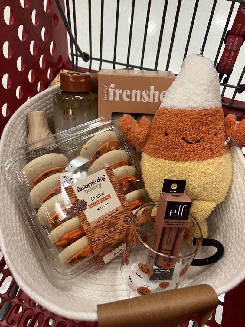 layxsnv's tweet photo. I better get a boo basket this year damn it 🧺🎀🎃👻 https://t.co/kmHmiWO1Sa