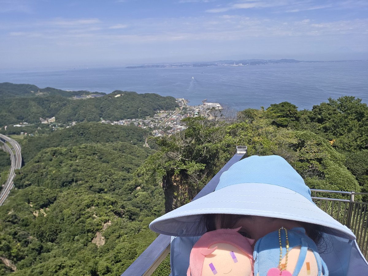 candy_EarlGrey's tweet photo. 鋸山の地獄のぞきに行ってきたけど、行くまでが地獄😭
燐『いい景色だなァ、ニキ♪』
二「燐音くん押さないでくださいよ………んぎゃ！フリじゃないっス💢」
こ『今日は富士山が見えるんやね♪』
Hi『天城、後が面倒なのでやめてください』 https://t.co/CPrsmldm6t