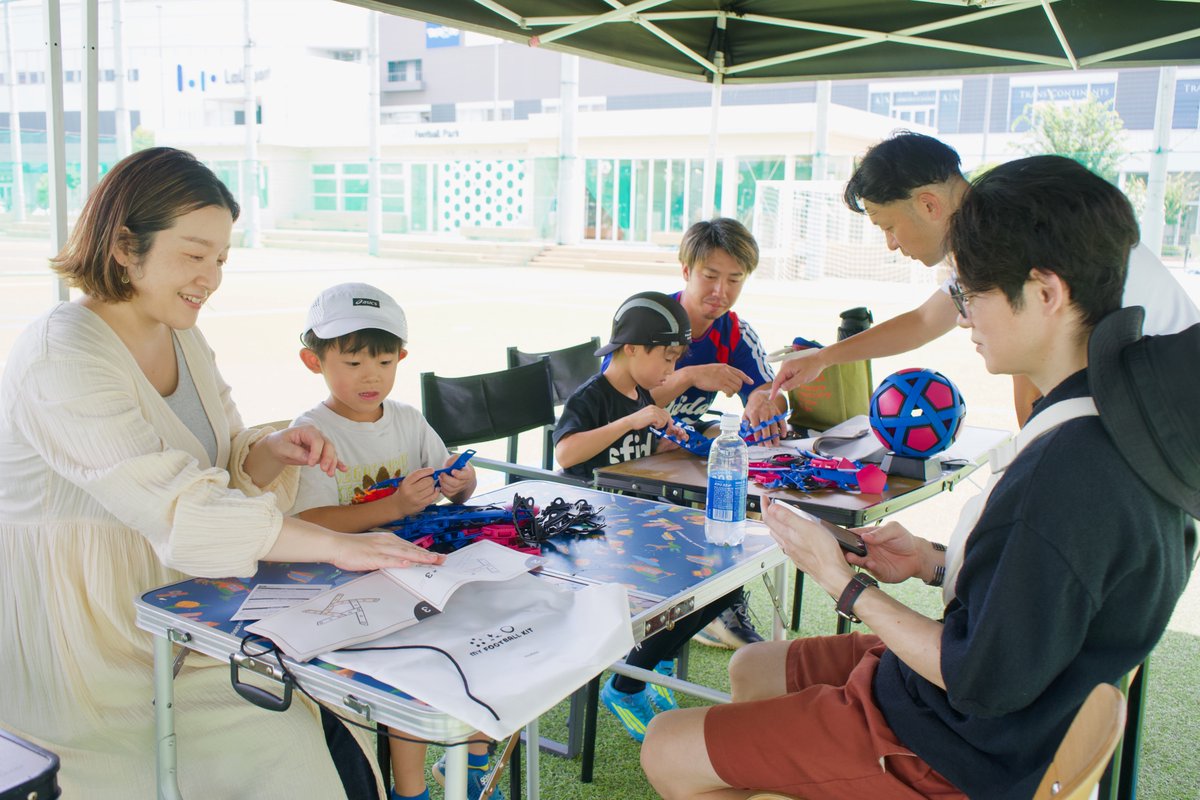 MIFA_TACHIKAWA's tweet photo. 【MIFA FP立川「夏休み体験ワークショップ presented by molten」開催中⚽️️】
「MIFA FP×molten」のイベント開催中☀️
親子で「組み立て式サッカーボール」を作ったり、ボールを蹴って遊べるエリアでたくさん楽しんでいます！
開催時間は9時-17時！当日参加もOK！
ぜひご来場下さい♪
#MIFA #molten https://t.co/RPgJ3PhVI8