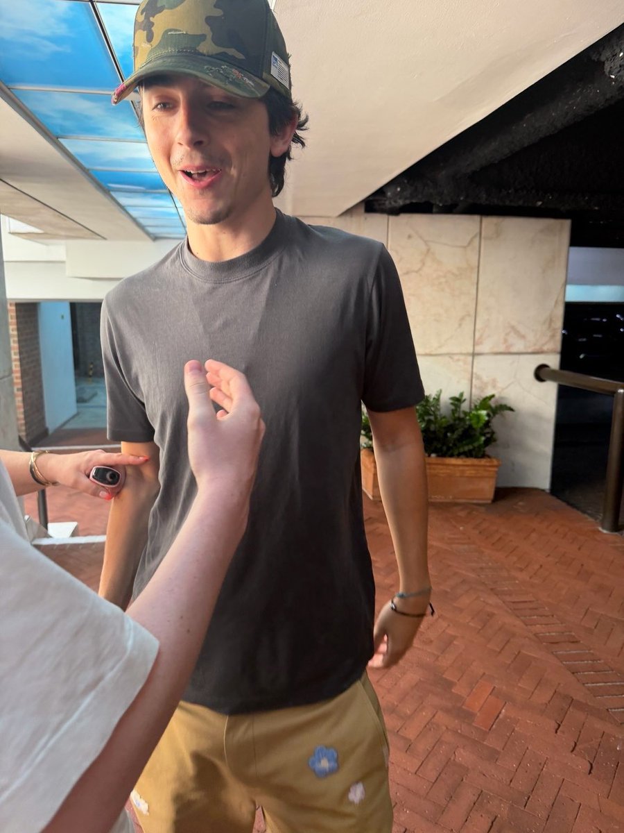 timotheenation's tweet photo. Timothée Chalamet in Beverly Hills. 📸 https://t.co/ixCLGbhiVg