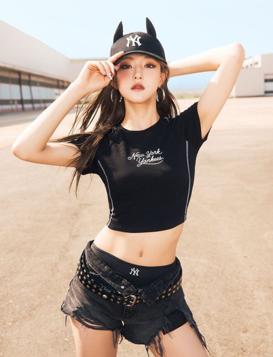 tLegendaryKissy's tweet photo. @forever4kiof That girl never saw this Haneul 👊 https://t.co/cPO3MZylRE