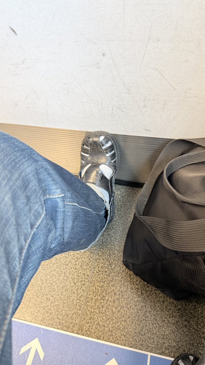 Benjo_sandal's tweet photo. 本日出現のためお休みをいただいて西に向かっております。

旅のお供はVIC No.600です。

#ベンサン #便所サンダル #ニシベケミカル https://t.co/txrIWvBxi0