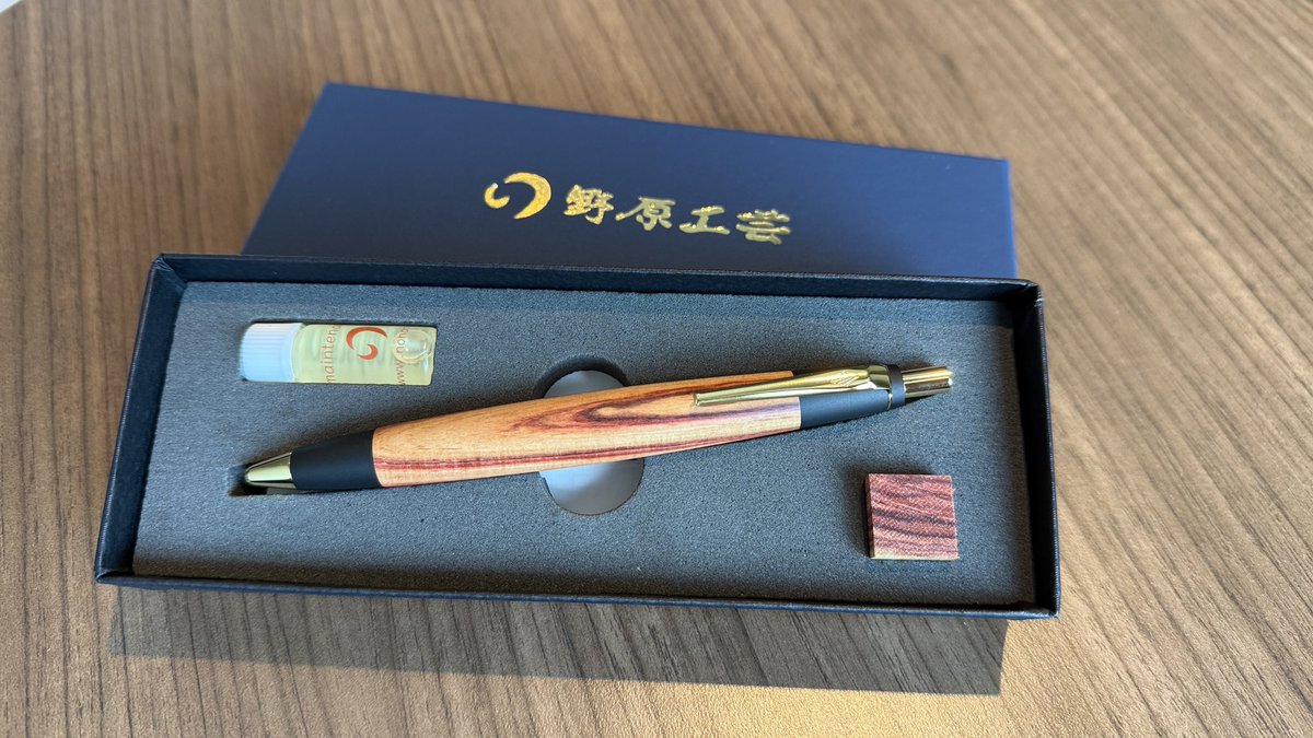 makidant's tweet photo. 息子のお祝いプレゼント用にオーダーしたペン
やっと手元に届いた

野原工芸 
チューリップウッド🌷
ボールペン・スタンダード
極太加工Cタイプ

杢は綺麗だけど、色が少し薄くない？？

経年変化を楽しみにしたいと思います。

#野原工芸 #ペン #木軸 #木のペン #チューリップ https://t.co/fIe55LtGv4