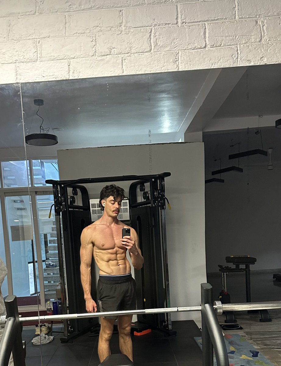 liamwilson2168's tweet photo. @andy__okamoto My mobile app does 60$ a month but I’ll be your room mate and cook meals and train https://t.co/iXXeOG1Q9v