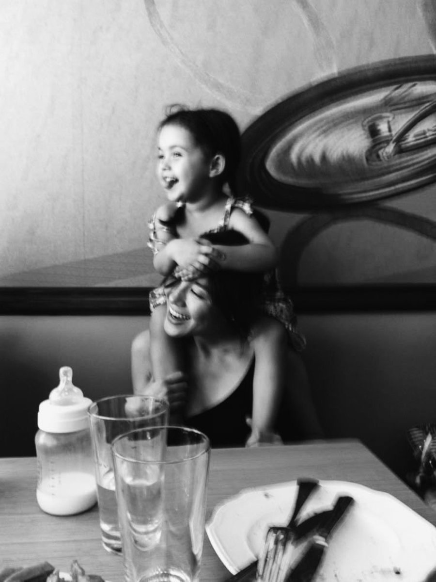 checo_vv's tweet photo. "My last few days at home have been like this, Dad (Mommy's ally)..."I'm just surviving with Lily and her crazy antics "
#familyfake #rol #fakeland
@Lilysvrtppn03 https://t.co/5c7E2aq3Ip