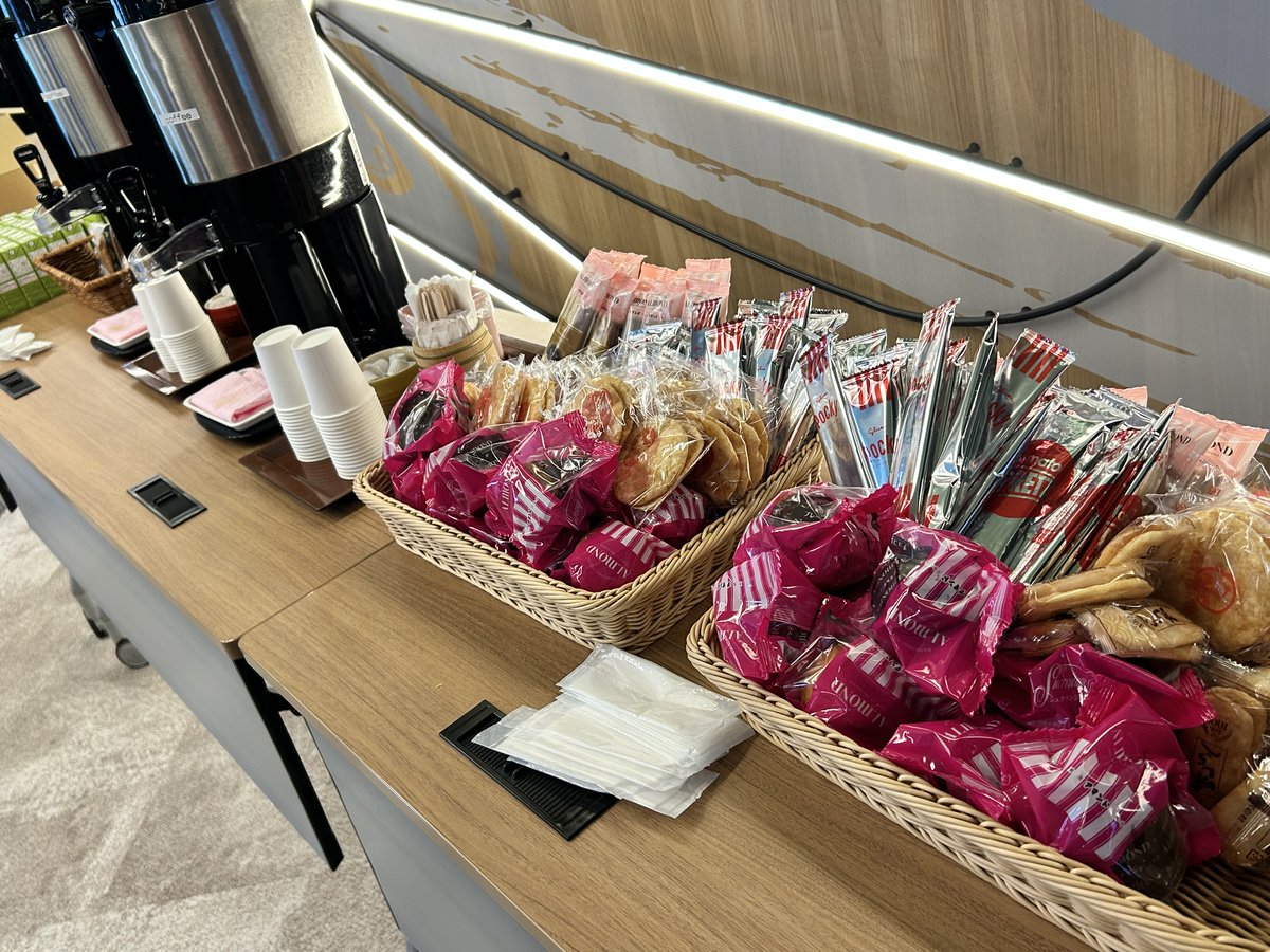aidd0202's tweet photo. 30階にコーヒーとお菓子がデプロイされました🍩
 #aiddcon2026 https://t.co/i7DBnUj2jC