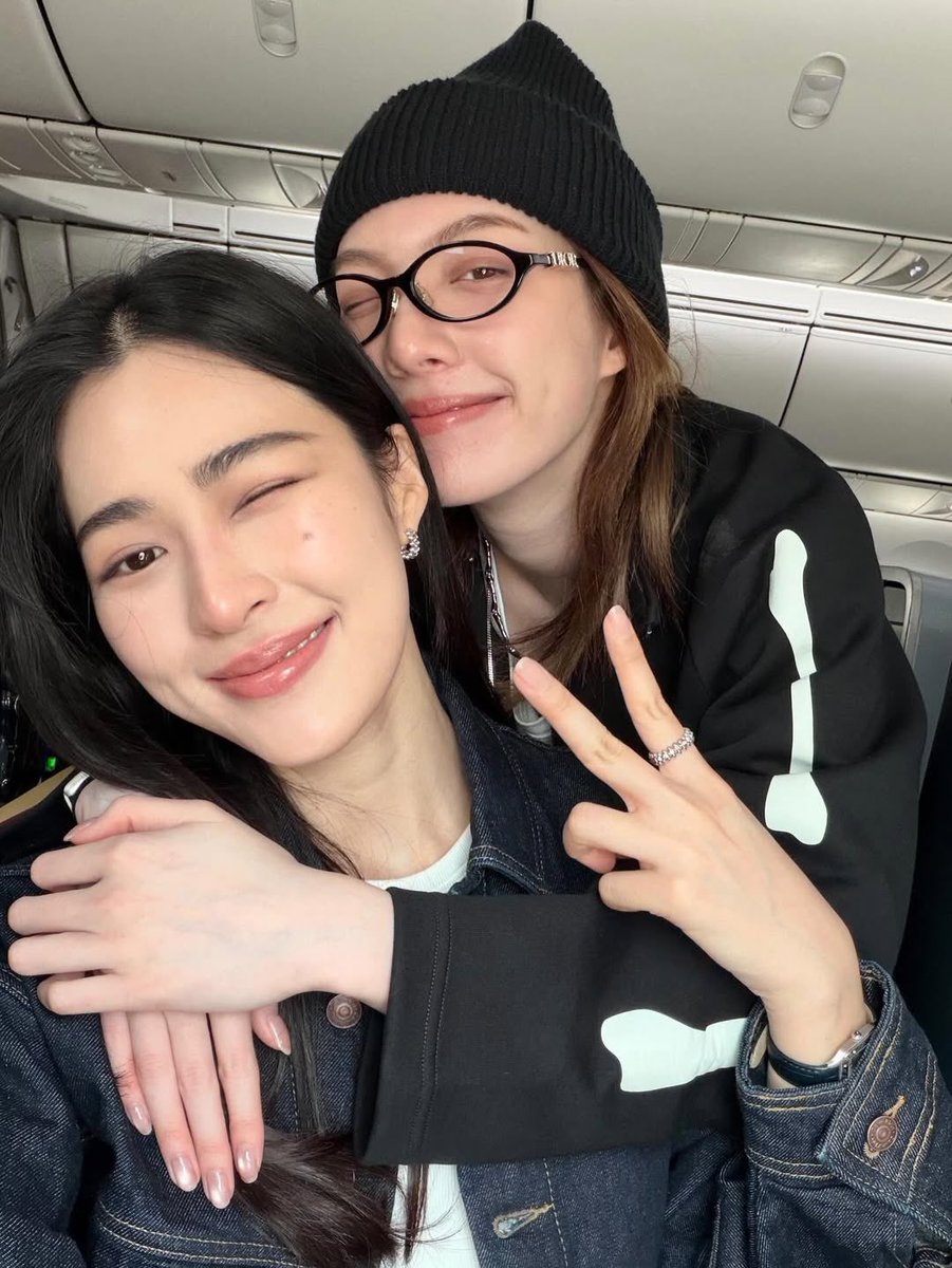 bubuuqy's tweet photo. น้องออมติดแม่มาก แต่มาดูรูปตอนถ่ายกับแม่กับตอนถ่ายกับเมะ 52525252525525 https://t.co/sxLhKTDGHO