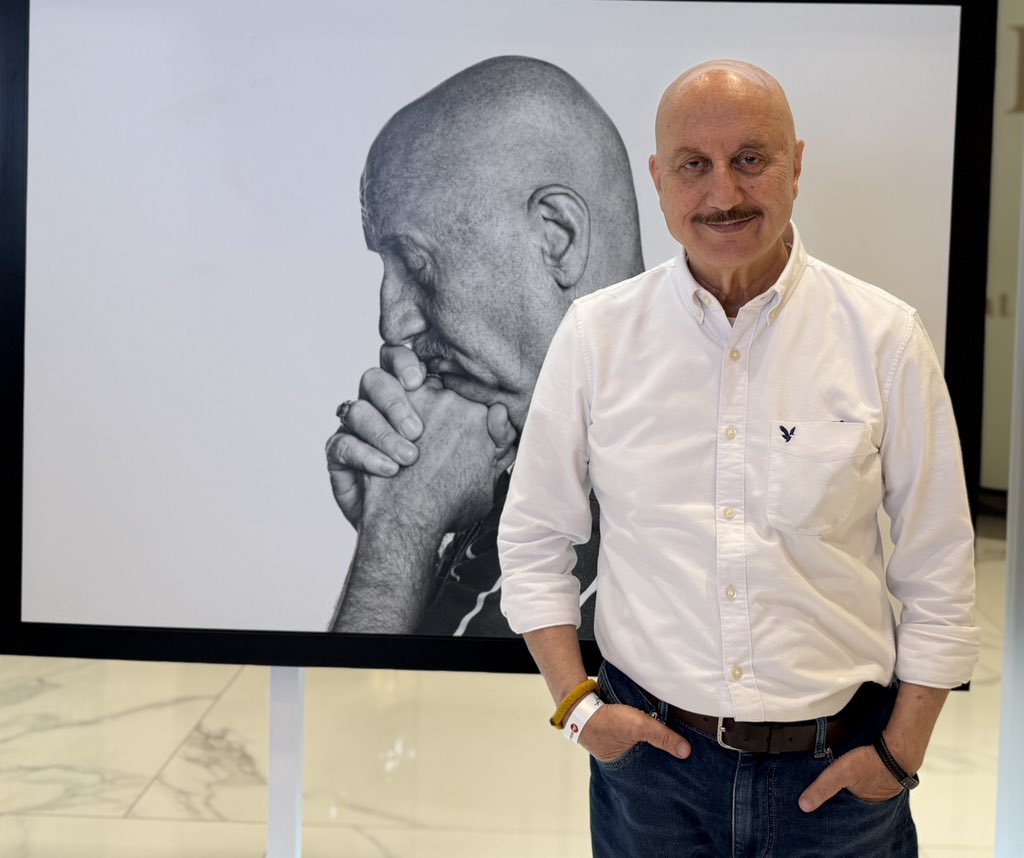 AnupamPKher's tweet photo. THROUGH THE MASTER’S LENS!📷 
I have known #AtulKasbekar for more than 35 years. An ace photographer. A brilliant storyteller through his lens. But even more than that, a truly wonderful human being.❤️🥹
Some people come into our lives and quietly leave a part of themselves with us. It could be their honesty, their hard work, their integrity, or simply the way they look at life. Atul has done that for me.😍😍❤️‍🩹
He doesn’t even know that I’m posting these pictures today. It’s been over a month since his exhibition, “Honest”, celebrating ACTORS in their most unguarded moments, opened at Jio World Plaza. I finally got a chance to experience it, and I came away deeply moved.🤓🥹
Talent may earn applause. Character earns love. And Atul has been blessed with both.
In a world where people are often in a hurry to move on to the next thing, true brilliance never loses its relevance. It only grows richer with time.
Thank you dearest Atul, for remaining exactly the person you have always been… genuine, gracious, and exceptional.
Love you always. ❤️ @atulkasbekar 
#Honest #Photography #Friends