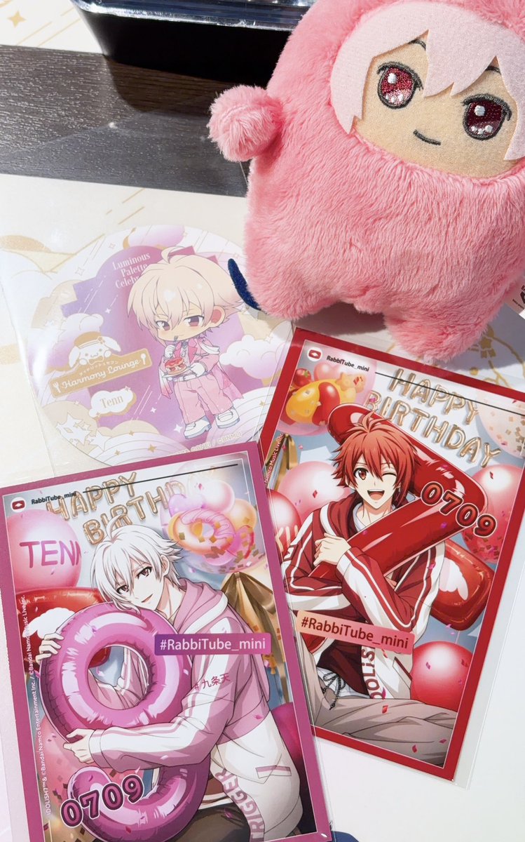 8947_yuki's tweet photo. 今年も7月にアイナナのアニカフェ行けた✨️
アクスタはお隣の方が百くん推しで交換してくれて、コースターは1枚自引き、1枚交換で全部天にぃになりました⸜(*ˊᗜˋ*)⸝ﾜｰｲ
無事にバースデーブロマイドもゲットできて幸せ☺️💕 https://t.co/c1k47BG4kv