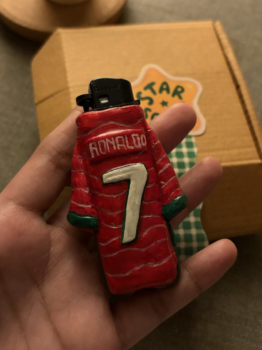 judhajeeeeet's tweet photo. Customised lighter sleeve by the very talented @harshitasingh81 🔥

Dm her for orders https://t.co/KO3ywCtE6d