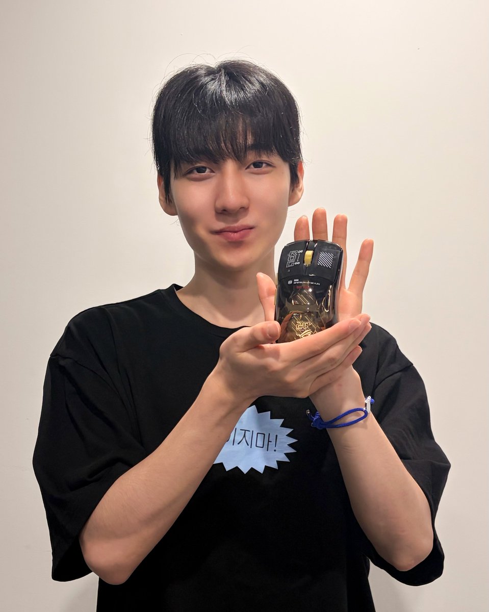 DRX_GLOBAL's tweet photo. A legendary milestone. A legendary setup.
Celebrating #ROG20thAnniversary with some beautiful @ASUS_ROG gears on our hands 💙

20주년을 맞이한 ASUS ROG, 셋업도 남다르게.
특별한 ASUS ROG 장비들과 함께 #ROG20thAnniversary 를 기념해 보세요 💙

#Unbreakables #ForThoseWhoDare https://t.co/J3yiItaQ7J
