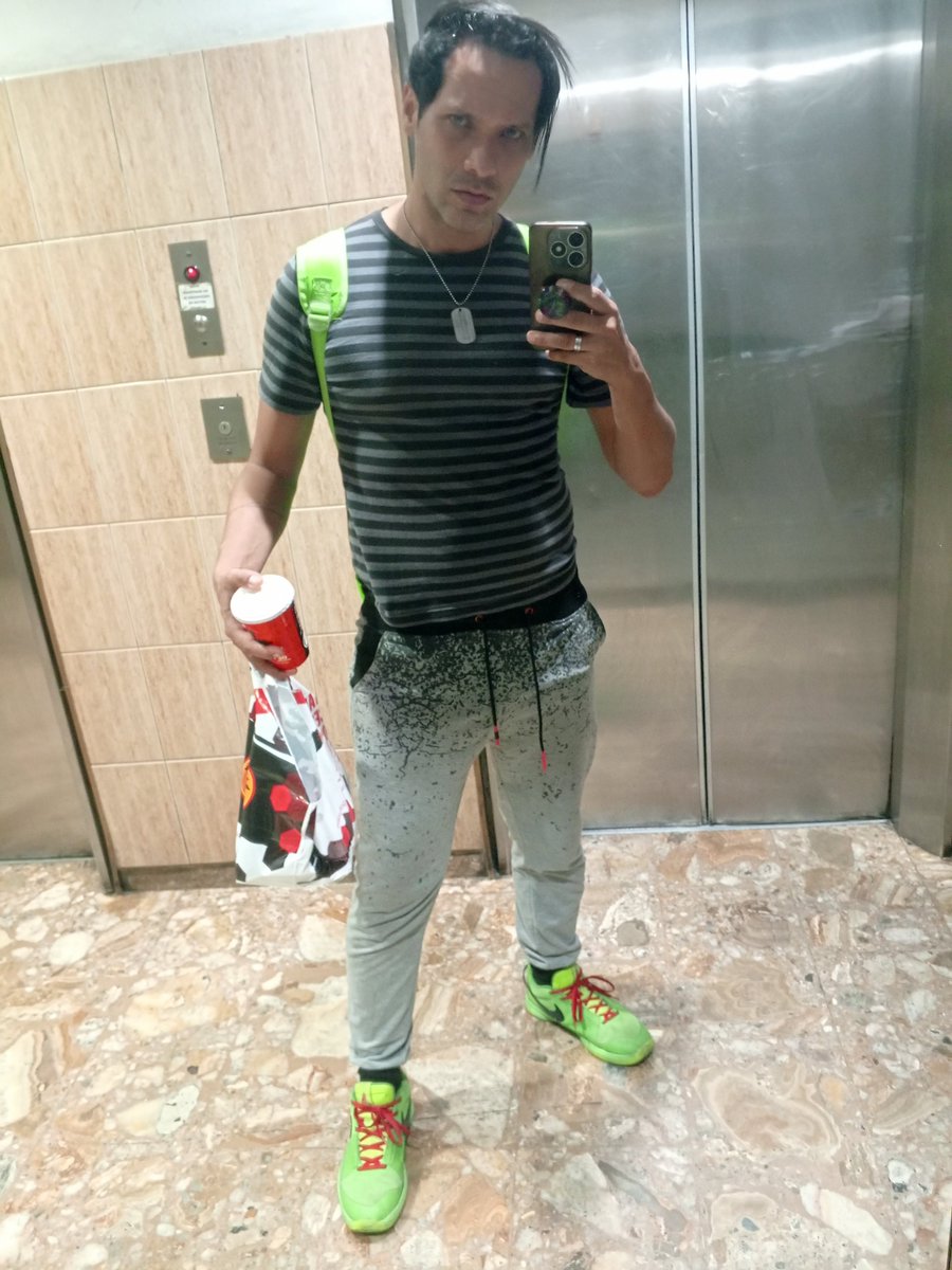 CHERRYLAND's tweet photo. Llegó el #delivery abres⁉️ #caracas #sexyboy #venezuela https://t.co/zQ8oY1j0qX