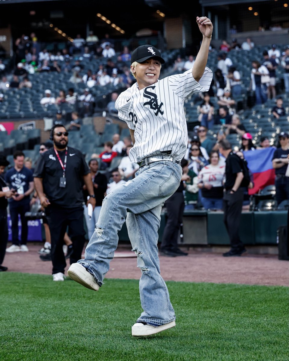 LimboCouncil's tweet photo. A historic moment for @SB19Official, @JoshCullen_s, and A’TIN. ⚾

Our GOAT taking the mound to throw the ceremonial first pitch for the Chicago White Sox has every Nightstalker beaming with Filipino pride! 🇵🇭

📷: whitesox/ig

#SB19
#SB19FirstPitchWhiteSox https://t.co/ZAoP0jrpsK