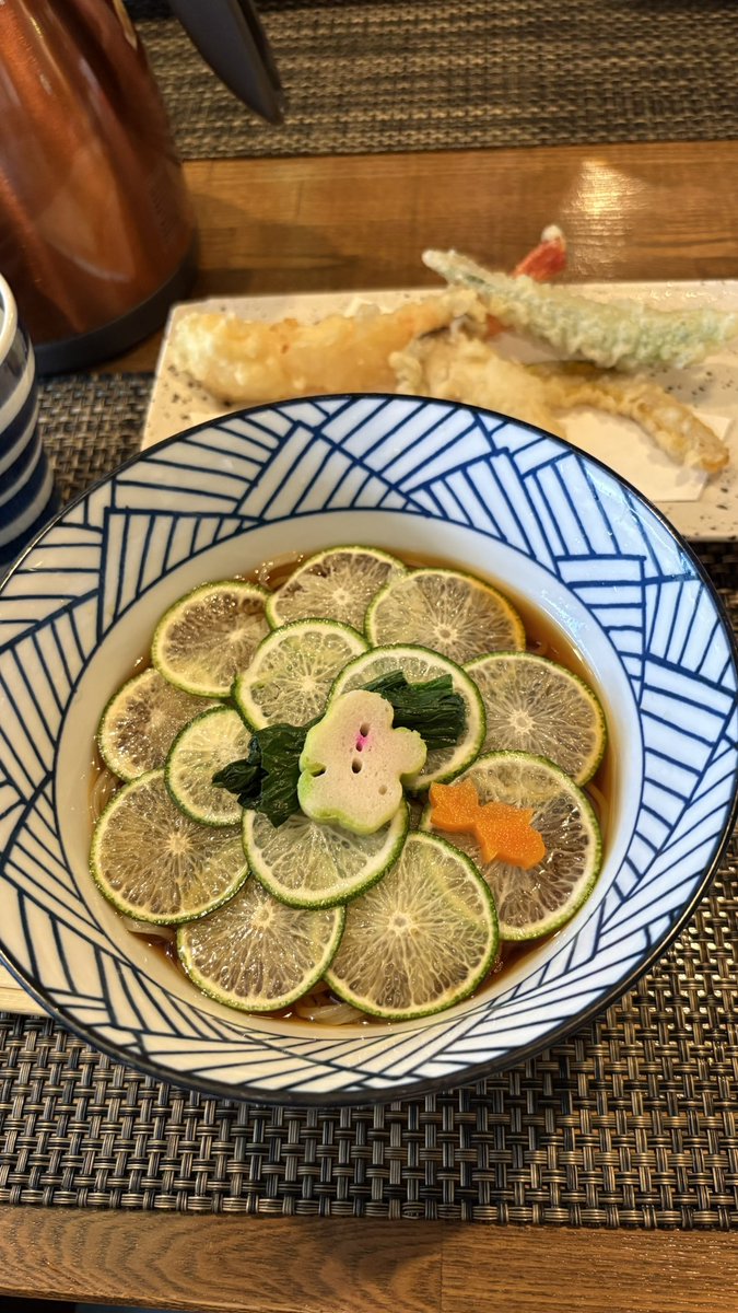 houteng0223's tweet photo. 妹夫婦と母親とランチ。蕎麦は、青じそ麺のへべす蕎麦。さっぱりして美味しかったです。 https://t.co/iIhFw6MZxC