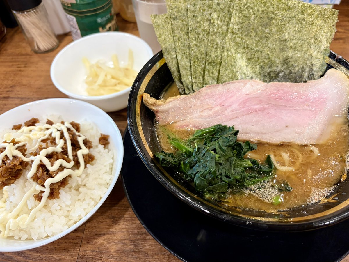 Shin33R's tweet photo. 麺活 25杯目
環家さん、この暑さでエアコンの機嫌が悪いらしく店内も夏！（ちゃんと工事予定あるそうです）
ならばガツンと濃いめで対抗してやる！ちっくしょ超うまいわ！
お店の皆さんも汗だくだけど元気で気合い充分、水分しっかり取って頑張ってね！

#環家
#王道家直系
#家系 https://t.co/jeWPJ8HNNT