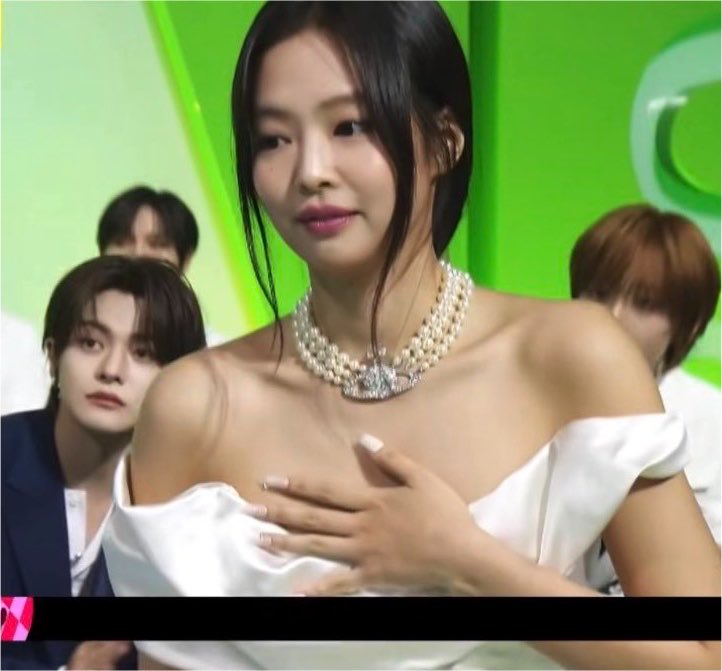 leowonlip's tweet photo. From THIS                to THIS 😭😭😭😭

LEO x JENNIE 😭😭😭😭😭 https://t.co/WxHcghZHQI