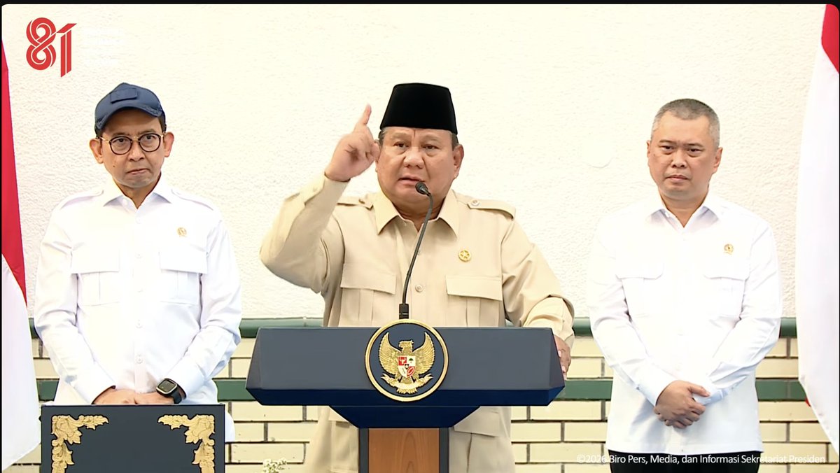 LambeSahamjja's tweet photo. isi yapping prabowo di peresmian stasiun kereta api:
- saya menyapa pejabat 5 menit
- saudara saudara sekalian
- stasiun semarang tawang ini penuh cerita RI 
- bangsa yang besar tidak boleh lupa sejarah
- kereta api tidak semata mata mencari keuntungan
- harus dekat dengan rakyat penghasilan rendah
- bangsa kita sangat besar
- pemimpin harus berpikir besar
- saya ingin tiap daerah ada pariwisata budaya
- dalam 1 tahun saya jamin sampah di indonesia tuntas
- semua sungai dan kali bersih dalam 1 tahun ini 
- pohon tidak boleh ada penebangan
- kalo perlu kita tanam 1 juta pohon baru 
- saya ingin kita kembali ke pake ijuk dirumah 
- seng ini cepat berkarat bisa sebabkan kanker
- kita indonesia harus indah dan asri, tidak boleh ada lagi sampah
- sebentar lagi kita akan ada mobil dan motor listrik sendiri
- saya ingin ada kereta api dari aceh sampai lampung
- kita harus bercita cita setinggi langit
