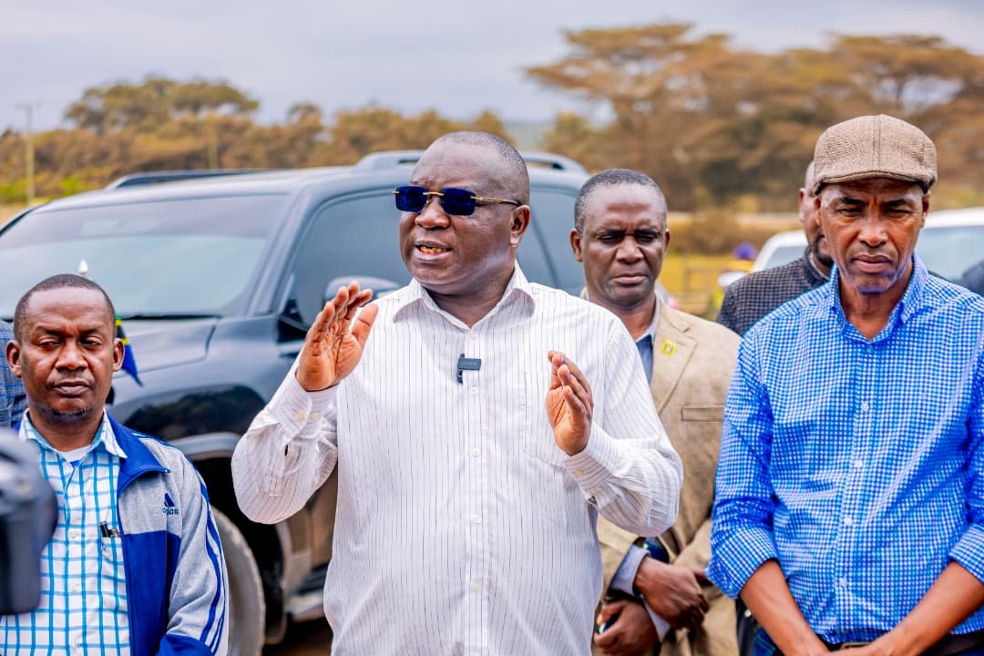 Hakingowi's tweet photo. 📍AFCON

RC MAKALLA ATAKA WALIOLIPWA FIDIA KUONDOKA KUPISHA UJENZI WA BARABARA ZA AFCON🇹🇿

Amshukuru Rais Samia kuwezesha barabara zote muhimu kwa ajili ya AFCON

Asema Barabara hizo zitaondosha foleni na kuchochea utalii

Mkuu wa Mkoa wa Arusha Mhe. CPA Amos Gabriel Makalla amewataka wananchi wote waliolipwa fidia kwenye maeneo zinapojengwa barabara zote kwaajili ya maandalizi ya Michuano ya Mpira wa Miguu Mataifa ya Afrika - AFCON 2027, kuondoka ili kuruhusu Mkandarasi kuendelea na utekelezaji wa miradi hiyo.

Mhe. Makalla ametoa agizo hilo leo Julai 29,2026, alipotembelea na kukagua maendeleo ya ujenzi na upanuzi wa miundombinu ya barabara yenye urefu wa Km 9.1 kuanzia  Makutano ya Ngarenaro -  mzunguko wa Kisongo, Makutano ya Ngarenaro - Kona ya Nairobi na Makutano ya Ngarenaro - soko la Kilombero, kwa njia nne, mradi unaotekelezwa na Serikali kwa gharama ya shilingi Bilioni 87.9.

"Nimshukuru Mhe. Rais kwa kuwezesha ujenzi wa barabara hizi, niwaombe watalamu wasekta zote kutoa ushirikiano kuhakikisha hakuna kizuizi kwa Mkandarasi kufanya kazi, serikali ileshawalipa fidia wananchi wote kwa barabara zote za AFCON, zaidi ninawashukuru ambao wameshaondoka wameonesha uzalendo, na ambao hawajaondokaa niwaombe waondoke ili kupisha ujenzi ." Amesema Mhe. Makalla.

Aidha, CPA Makalla amebainisha kuwa, kukamilika kwa barabara hizo licha ya kuwa zitachochea shughuli za utalii na AFCON 2027 zaidi zitapunguza msongamano wa magari katika Jiji la Arusha.