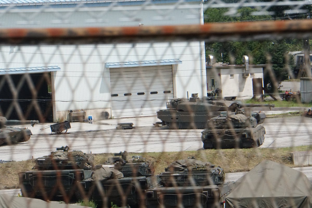 SSN_Yamato's tweet photo. 駒門10たくさん！
16MCVも少し
現役の10式初めて見た
 #戦車 https://t.co/DjQKRJH3nI
