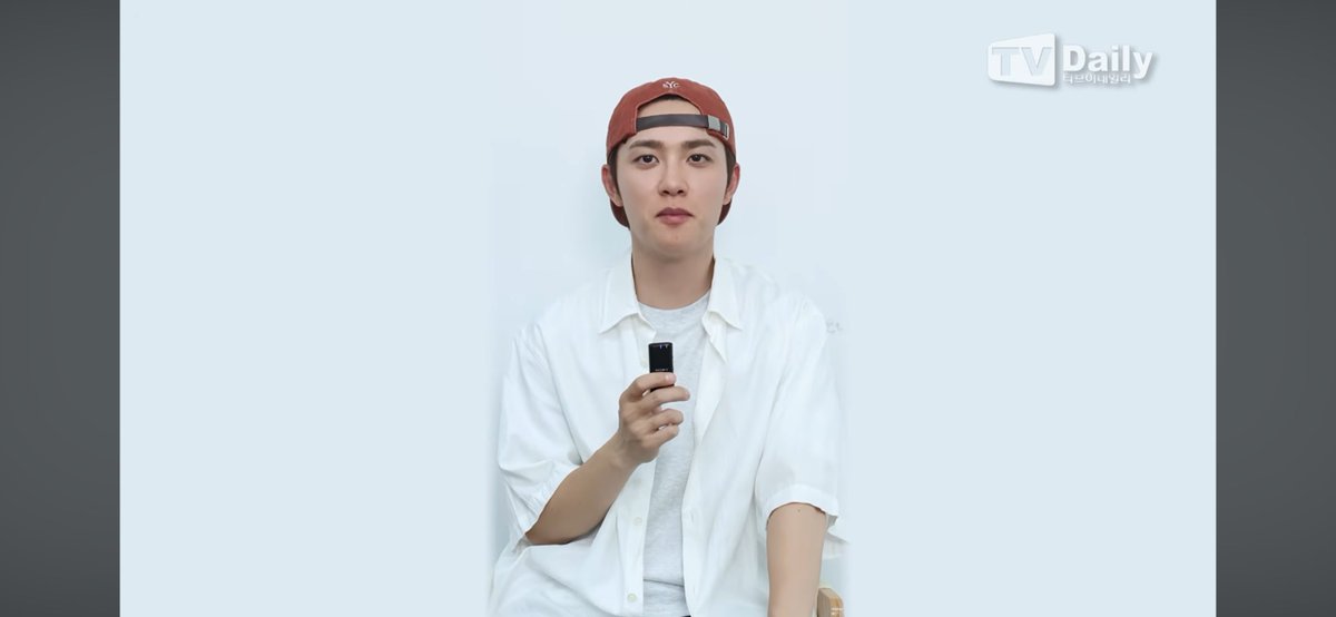 EXOGlobal's tweet photo. [VIDEO] 260730 [4K] 도경수(D.O.), 'KWDA 10주년 축하합니다~🥳' 장꾸미 하트입으로 전하는 축하 인사❤️  | 2026 KWDA - #DOHKYUNGSOO 
🔗 https://t.co/eFOltn9Y1K

#EXO #엑소 @weareoneEXO @DOHKYUNGSOO_X https://t.co/Oe4aNjU4RC