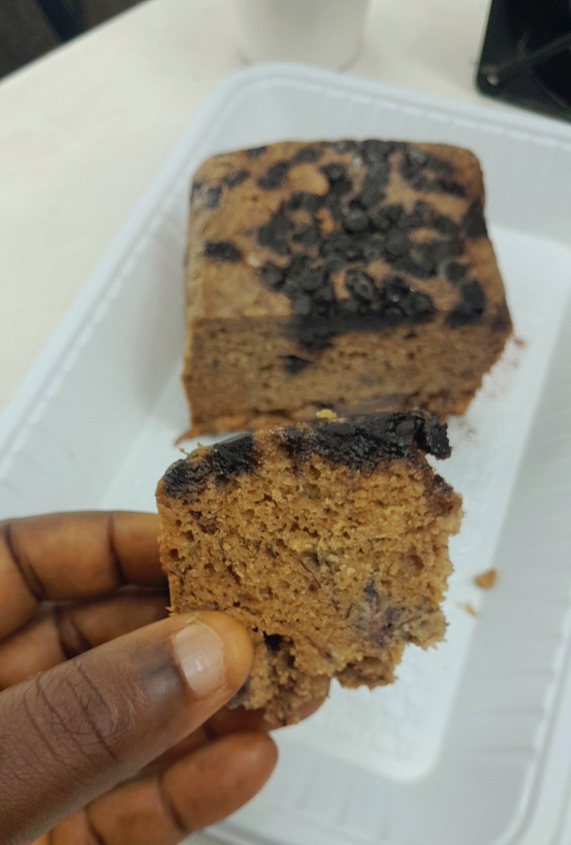 Berriescakesss's tweet photo. Yesterday night, I was so hungry, so i brought out banana bread.. within a few minutes, i finished a loaf😭😭

The taste was everything.. melt in the mouth and so hard to resist. I kept cutting and eating 😌

There's something about frozen banana bread. 

You can have yours today.

4k per loaf.

Toppings available 
Coconut 
Chocolate 

📍Sangoota, ogunstate.

Kindly DM or click the link  on our bio to message us directly on WhatsApp.