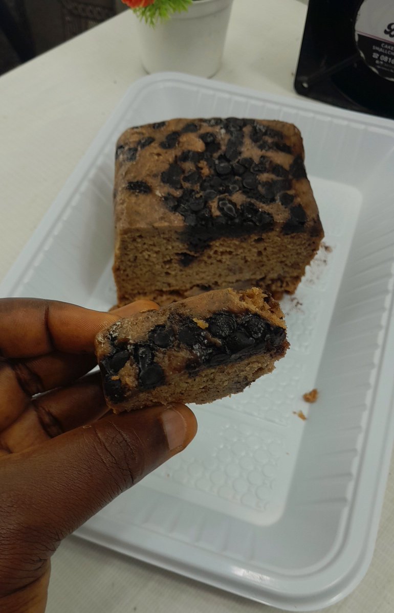 Berriescakesss's tweet photo. Yesterday night, I was so hungry, so i brought out banana bread.. within a few minutes, i finished a loaf😭😭

The taste was everything.. melt in the mouth and so hard to resist. I kept cutting and eating 😌

There's something about frozen banana bread. 

You can have yours today.

4k per loaf.

Toppings available 
Coconut 
Chocolate 

📍Sangoota, ogunstate.

Kindly DM or click the link  on our bio to message us directly on WhatsApp.