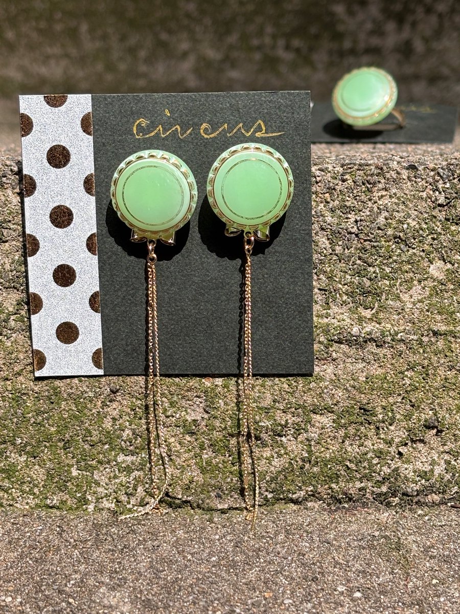 10Uxu's tweet photo. 🧚🌿👒

Uran Czech glass button ִ ࣪𖤐🌟

細いチェーンとチラッと覗く小さなリボン⛓️🎗️˖ . ݁𝜗𝜚. ݁ https://t.co/PjSXin2gM7