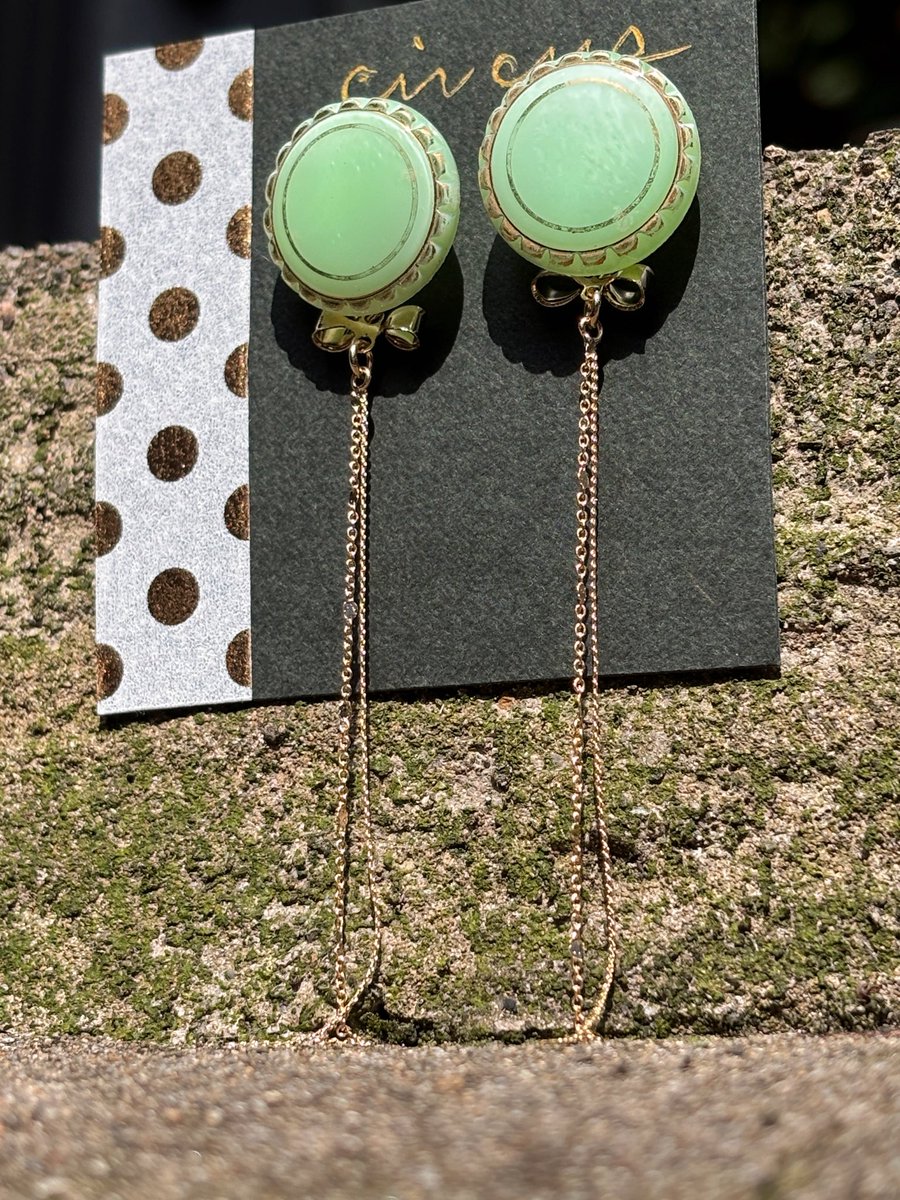 10Uxu's tweet photo. 🧚🌿👒

Uran Czech glass button ִ ࣪𖤐🌟

細いチェーンとチラッと覗く小さなリボン⛓️🎗️˖ . ݁𝜗𝜚. ݁ https://t.co/PjSXin2gM7
