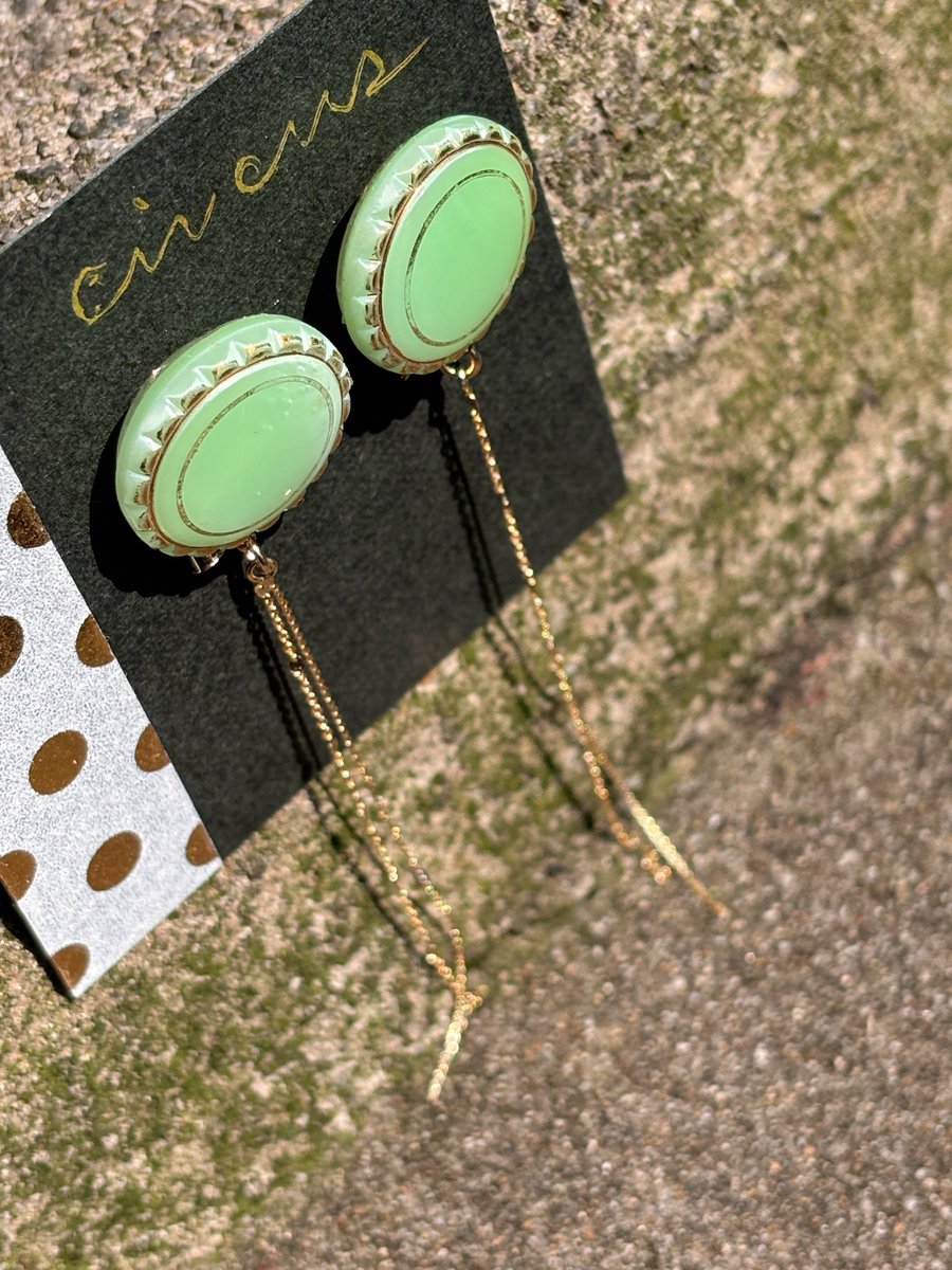 10Uxu's tweet photo. 🧚🌿👒

Uran Czech glass button ִ ࣪𖤐🌟

細いチェーンとチラッと覗く小さなリボン⛓️🎗️˖ . ݁𝜗𝜚. ݁ https://t.co/PjSXin2gM7